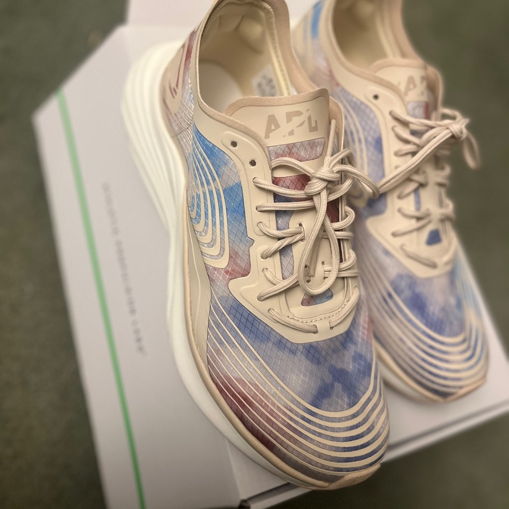 APL Women’s Streamline Sneakers Like New Size 9 Cream Warm Silk Ice Blue Tie Dye